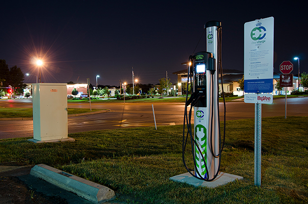 A Milbank pedestal provides power for an EV charging station in Kansas City, Mo.